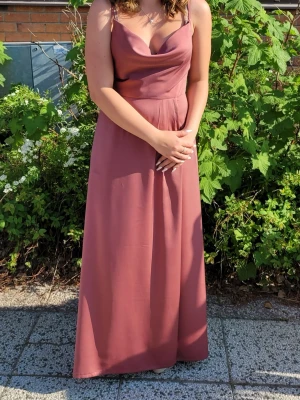 Rosa Bal/examens klänning  - Hej, säljer nu min examens klänning som är från bubbelroom. (Tror ej den säljs längre) Den är endast använd en gång och är uppsydd så den passade mig perfekt som är 156 och hade klackar på mig. Om ni vill ha mer exakta mått är det bara att skriva. Den är i silke med en slits på ena sidan (tyget går ändå omlott varandra. Tyget är väldigt mjukt och härligt, en perfekt bal eller examens klänning 💗