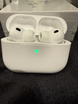 Airpods pro 3 -ANC - Helt nya och oanvända AirPods pro gen 3 i toppkvalitet, dom har även funtionen ANC som stänger av rumsljudet så man inte hör sin omgivning. Dom kommer i inplastad orginalförpackning. Dom fungerar perfekt för musik, samtal och riktigt smidig anslutning till Apple-enheter.