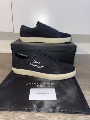 Saint Laurent Skor - Lyxiga svarta Saint Laurent-skor med grym passform och exklusiv design 🖤 Kvaliteten talar för sig själv! Perfekta för dig som vill lyfta stilen med något unikt.  🚚 Snabb och smidig leverans 📲 TikTok: exclustore.eu 