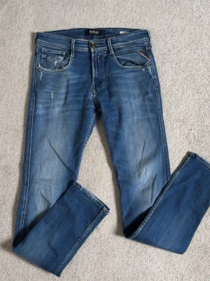 Blå jeans från Replay - Snygga blå jeans från Replay med klassisk femficksmodell och normal passform. 