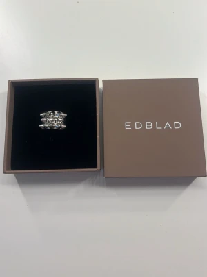 Silvrig ring med nitar från Edblad, boxen ingår  - Kommer inte till användning . Boxen ingår och pris kan diskuteras 