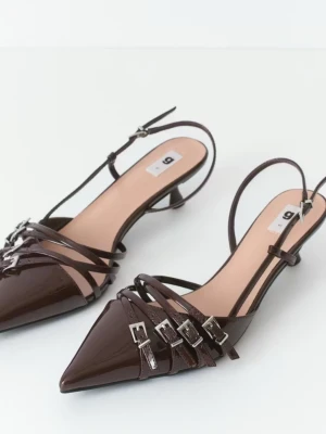 Bruna slingback klackar  - Snygga bruna slingback klackar från Gina tricot i storlek 40, de är helt slutsålda. Nypris 500 kr, jag säljer för 250 kr!!  Mina är använda 1 gång så de är som nyskick 🤞😙