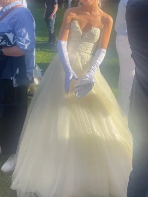 balklänning  - Säljer min fina balklänning som användes under balen 2025.   Klänningen är i storlek 36 men har korsett i ryggen så skulle även tro att den passar en 34 och 38. Köptes på Bröllopshuset (märke LQ Designs) i Linköping för 9000kr (m tillbehör ca 11000kr) Längden är insydd efter mig som är 166 cm och som dansade med 4 cm hög klack. Klänningen är tvättad, underkjol och skor medföljer. Finns att testa i Rimforsa utanför Linköping.  Säljs för 7000kr 💓💓💓 Hör av er vid eventuella frågor!