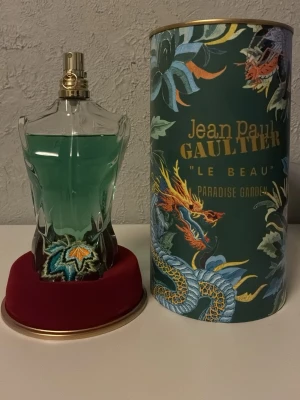 Jean Paul Gaultier Le Beau Paradise Garden - Jean Paul Gaultier Paradise Garden den har runt 100-110 ml kvar av 125, säljer eftersom doften inte passade mig. Kan diskutera pris och hör gärna av er ifall det är något ni undrar