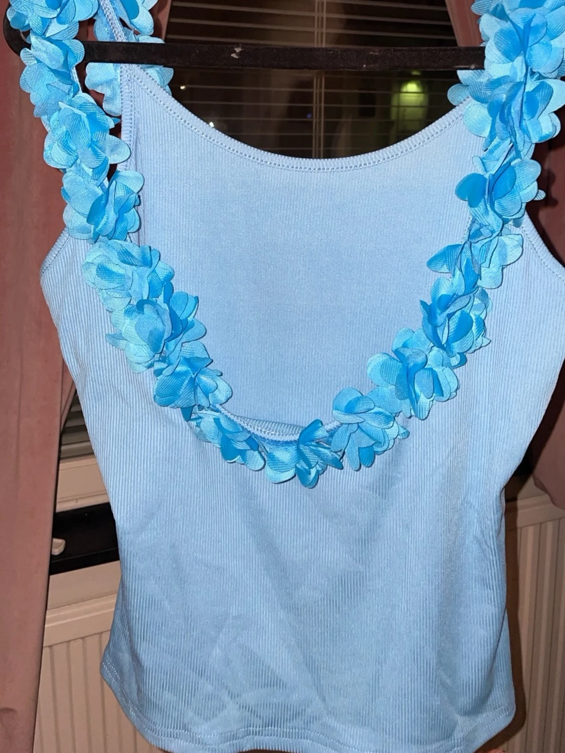 Ljusblå ribbad topp med blommor