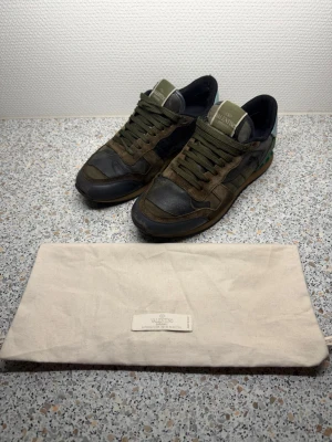 Valentino Rockrunner - Säljer ett par riktigt schyssta rockrunners i storlek 40. Skorna är i använt skick som syns på bilderna men det är inte mycket som syns vid användning. Meddela mig vid frågor eller funderingar.