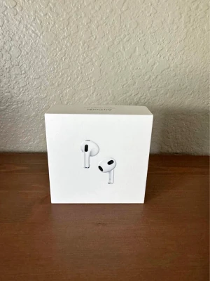 Apple AirPods Pro gen 2 - Säljer ett par vita Apple AirPods i originalförpackning. De är trådlösa in-ear hörlurar med stilren och kompakt design. Perfekta för musik, samtal och vardagsbruk. Laddas enkelt i det medföljande etuiet och kopplas smidigt till din iPhone eller andra Apple-enheter. Priset kan diskuteras 