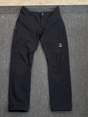    Haglöfs - Fläckfria svarta haglöfsbyxor som tagits hand om mycket väl, ser nya ut! 