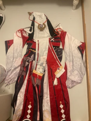 Yae miko cosplay med peruk - Säljer en yae miko  cosplay. Ingår även en lång, vågig rosa peruk.