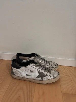 Slitna Golden Goose - Äkta Golden Goose skor som har varit med om mycket därav mycket lågt pris… Perfekt för den händige om du vill ha ett par riktigt fina designskor till ett lågt pris.