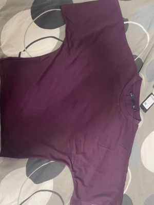 Vinröd t-shirt från 151® - En stilren vinröd t-shirt från 151® i mjuk bomull. Klassisk rund halsringning och korta ärmar. Perfekt basplagg för dig som gillar enkel och clean stil.