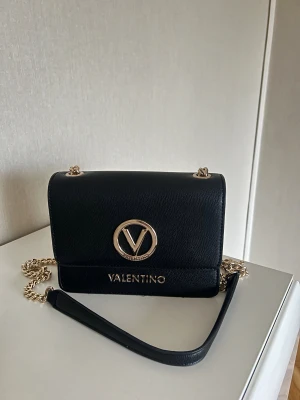 Valentino  - Jättefin valentino väska knappt använd är i ny skick 