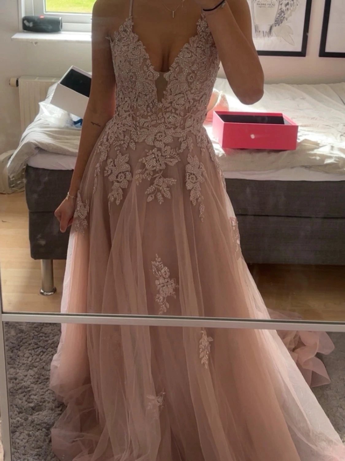 Ljusrosa balklänning med spetsdetaljer - 2