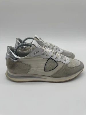 Philippe Model Trpz - Philippe Model. Skick 8,5/10. Storlek 40. Innersula 26,5 cm. Nypris ca 3 000 kr. Hör av dig vid frågor – Deluxecloset.