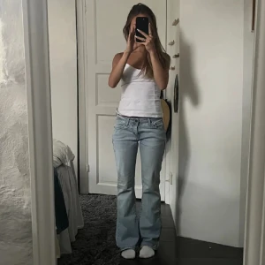 Ljusblå levi’s - Säljer dem här snygga levi’s jeansen på grund av att de tyvärr blivit lite korta på mig nu, knappt använda av mig men köpta här på plick innan💗Innerben: ca 80cm Midja: ca 80cm runt om hela, lånade bilder från förra säljaren🤍