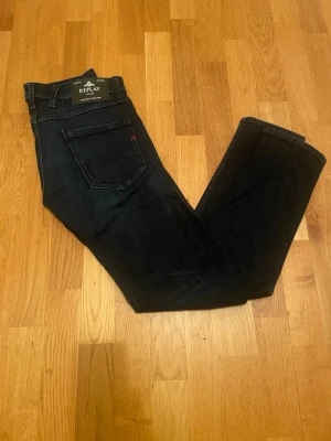Svarta Replay Anbass jeans herr - Säljer nu mina riktigt snygga mörkblå  Replay Anbass slim fit jeans| och diskreta slitningar. Jeansen har en slim passform och sitter riktigt fint med sitt stretchiga material denim för extra komfort| storlek w30 L32| jag är 183cm och dom sitter lite för tight och lite korta på mig| Perfekta för dig som gillar en stilren look med lite edge| Skriv vid fundering💭