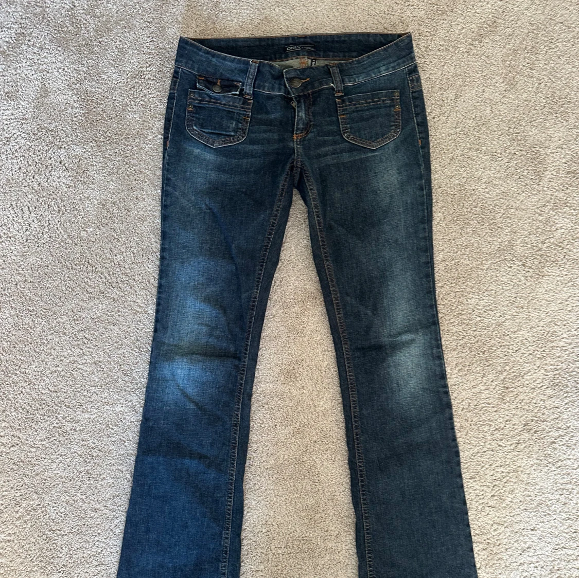 lågmidjade bootcut jeans 