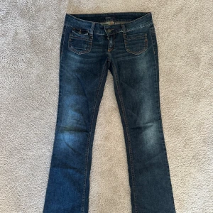 lågmidjade bootcut jeans  - lågmidjade bootcut jeans från only💓 midjemått 41 cm grenmått 18 cm innerbenslängd 85,5-86 cm lite slitna längst ned.