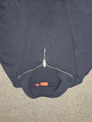 Svart stickad tröja med halv dragkedja -  Snygg mörkblå half-zip i storlek 152 cm. Perfekt för vardag och chill-stilen! 💙 Knappast använd och i superbra skick. Nypris 500 kr. Skriv om du är intreserad🤙