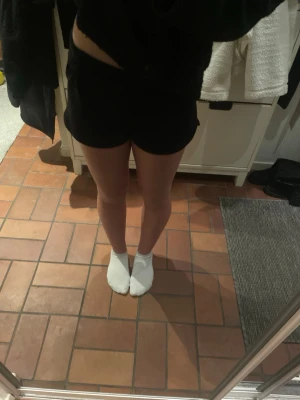 Svarta mjukishorts - Jättesköna mjukisshorts ifrån Gina i storlek S💕Man kan se på andra bilden att bandet för midjan är borta men dom sitter superbra ändå!