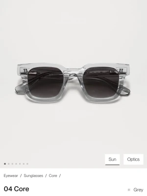 Chimi solglasögon  - Snygga solglasögon från Chimi i modellen 04 med grå bågar och gråtonade glas. Klassisk och stilren design som passar till många olika looks. Kommer med ett praktiskt fodral för förvaring. Perfekt accessoar för soliga dagar.