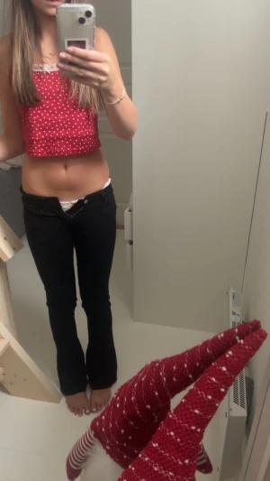 Svarta bootcut jeans från weekday 25/32 - Säljer ett par svarta bootcut jeans från weekday i storlek 25/32. Modellen har låg midja och är tillverkad i stretchigt jeansmaterial som sitter snyggt och bekvämt. Klassisk femficksdesign och dragkedja fram. Perfekt passform för dig som gillar en modern siluett. Lånad bild🥰