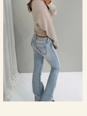 Ljusblå bootcut jeans lowwaist - Säljer ett par ljusblå jeans med klassisk bootcut passform. Jeansen har normal midja, fem fickor och bälteshällor. Perfekta för dig som gillar en avslappnad men ändå snygg stil.
