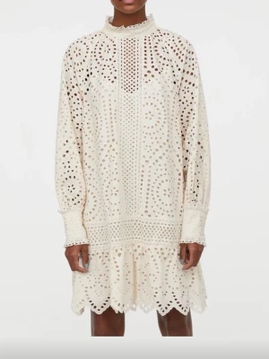 Vit broderad kortklänning med spets - Jättefin som studentklänning eller sommarklänning. Saknar innerklänning 