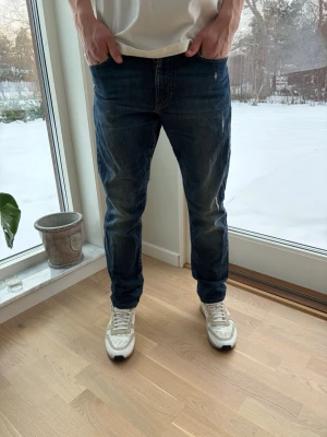 Mörkblå J. Lindeberg - Klassiska mörkblå från J. Lindeberg jeans med rak passform och normal midja. Jeansen har fem fickor, knappgylf och är tillverkade i slitstarkt bomullsdenim. Perfekta för en avslappnad och tidlös stil.