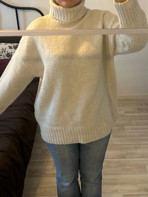 Krämvit stickad  polotröja  - Super fin och mysig polotröja💗💗