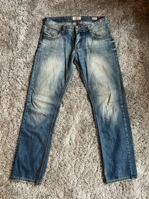 M.Scott Jeans 30/34 - Ett par unika jeans från märket M.Scott som har behandlats av Lavato med snygg tvätt och slitningar.