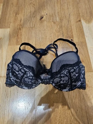 Bh 70F - hunkemöller  - En otroligt fin bh från hunkemöller i storlek 70F, aldrig använd justerbara band - korsad i ryggen 