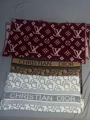 Halsdukar från Zara - Sköna och stiliga halsdukar nu när det blir kallt! 300kr/st