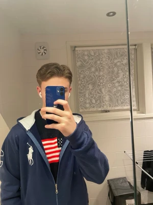 Sällsynt zip up - Sällsynt Ralph lauren zip up. Använd 3 ggr. Inga defekter eller slitage. Det står storlek L men den är som S-M. Passar bäst folk från 175cm till 182cm