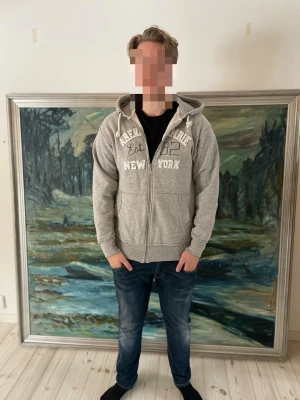 Grå zip-hoodie Abercrombie & Fitch - Säljer nu en Abercrombie and Fitch Zip Hoodie👕                                                              Storlek: L, Skick: 9/10, Skriv vid minsta fråga, Fraktar alltid inom 24h efter köp📦