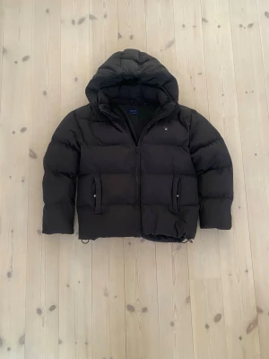 Gant puffer jacket - Gant puffer jacket i nyskick, stl 170 cm eller 15 years. Nypris vid köp 2200kr
