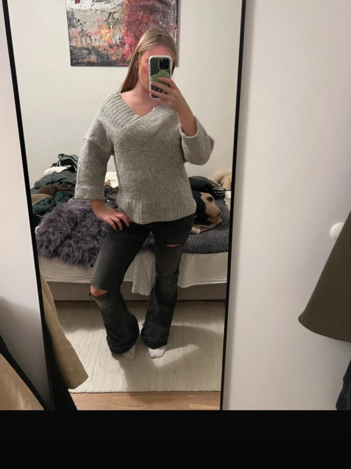 Grå stickad trekvartsärmad tröja med v-ringning - 1