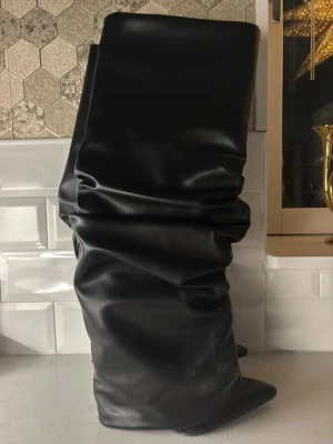  Folded boots  - Klak höjd-11 cm, lite slitage längst ner men inget men tänker på!