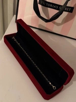 Guld Armband - Helt ny aldrig använd. Rostfritt ståo. Justerbar.