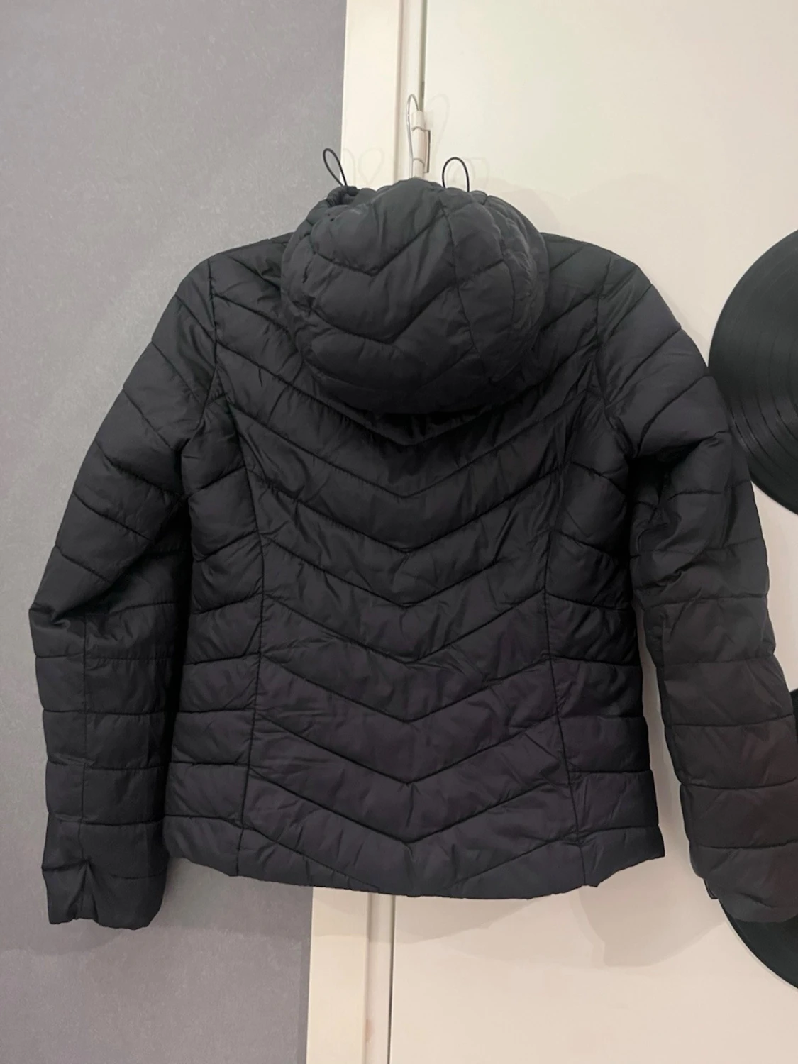 Svart dunjacka med huva - 1