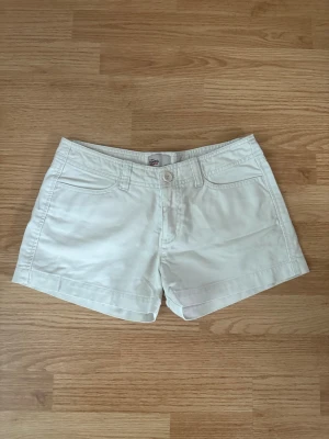 NMSG DENIM Shorts - Säljer denna då den inte längre används  Märke - NMSG  Storlek - Står ej  Midjemått - 37cm Längd - 26cm  Pris går att diskuteras 