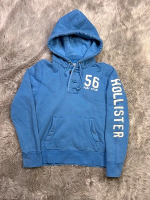 Hollister hoodie - Säljer denna sällsynta och mycket eftertraktade Hollister  hoodie | Storlek S | Skick 8,5/10 | Vid eventuella frågor hör gärna av dig och erbjuder bra pris vid köp av bundle 😁✅