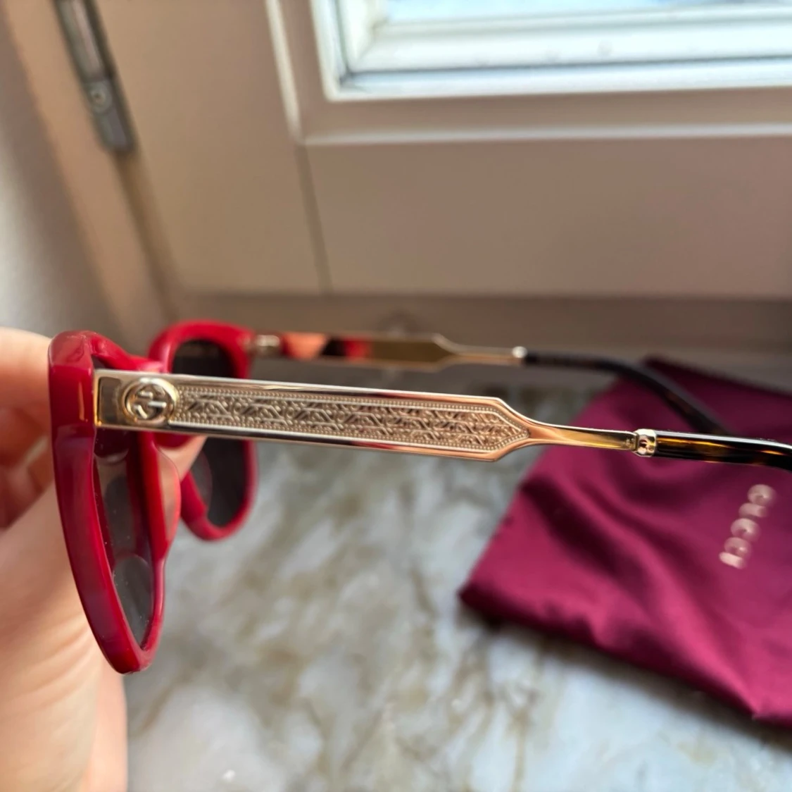 Röda Gucci solglasögon med gulddetaljer - 1