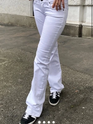 Vita bootcut jeans med låg midja - Säljer ett par vita jeans med bootcut-modell och låg midja från subdued. Byxorna har knappar på fickorna där bak. Snygg passform som sitter tajt upptill och släpper ut vid benslutet. nästan inte använda. säljer för 599kr då nypris är 800kr, pris kan diskuteras. de är lite smutsiga längst ner på byxorna som ej går bort i tvätten då de är lite för långa för mig men det är inget man tänker på (jag är 160cm)