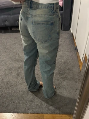 Blå raka jeans med låg midja - Säljer ett par klassiska blå jeans med låg midja och raka ben. 