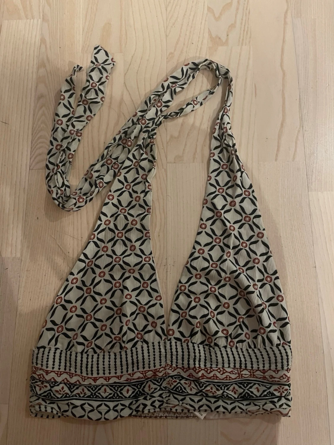 Mönstrad halterneck topp