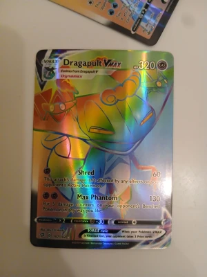 Pokémonkort Dragapult VMAX  - Säljer ett Pokémonkort av typen Dragapult VMAX .