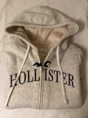 Grå Hollister hoodie - Mysig ljusgrå hoodie från hollister 