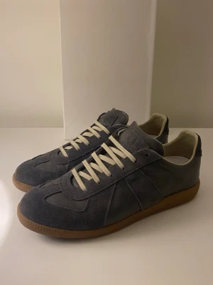 Maison margelia Gats  - Tjenaritz , säljer ett par rikigt stilrena och unika Maison margelia gats. Har även KVITTOT kvar.! De passar till varje outfit 🤩- slutet ser ni hur de sitter med ett par nudie selvage). Dem är givetvis äkta ! Kan gå ner lite i pris eftersom att det redan är makalöst bra för en sådan eftertraktad sko 