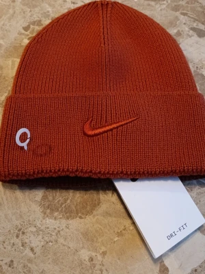 Ny mössa - Fin Hugo mössa som original märket är Hugo Boss. Den är helt oanvänd med alla etiketter på. Alla qr koder elder till deras hemsida så att den är riktig. Mössa är fin och stretchig om tillåter dig att ha en stor komfort. Skriv till mig om det är frågor!